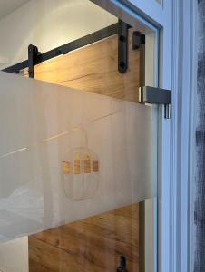 加尔米施-帕滕基兴Ferienwohnung Theresia的门上挂着房子的图纸