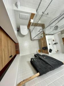 ein Bad mit einem Bett und einem Handtuch auf dem Boden in der Unterkunft Ferienwohnung Theresia in Garmisch-Partenkirchen