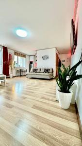 Svetainės erdvė apgyvendinimo įstaigoje NeriesResort 3 Rooms Suite iN Centrum
