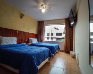 Postel nebo postele na pokoji v ubytování Hotel El Farolito