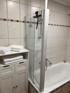 a bathroom with a shower and a bath tub at Ferienwohnung Alida in Niebüll