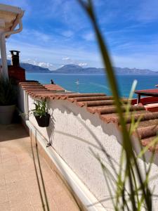 Blick auf das Meer vom Dach eines Hauses in der Unterkunft Casa Vacanze Anna in Balestrate