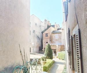 - une vue sur une ruelle d'une ville avec des bâtiments dans l'établissement La Mignonette, à Rodez