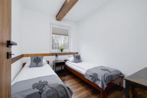 Säng eller sängar i ett rum på Memorable Apartment with Balcony in Wisla by Renters