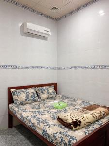 Nhà Nghỉ Tấn Phát في Ấp Thanh Sơn (1): غرفة نوم مع سرير مع فريسبي عليه