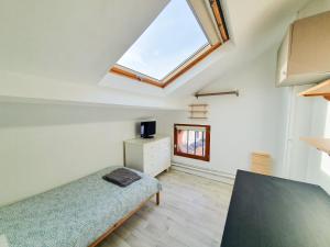 een slaapkamer met een bed en een raam bij EXIGEHOME - Grande maison en bord d'étang à 20 min de Paris in Vélizy-Villacoublay