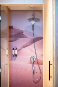 y baño con ducha y pared púrpura. en Barceló Fès Medina en Fez