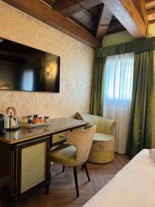A bed or beds in a room at 312 Piazza San Marco