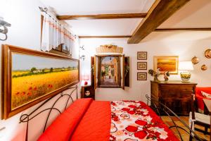 - une chambre avec un lit et une peinture murale dans l'établissement Appartamento Il Papavero Rosso, à Grosseto