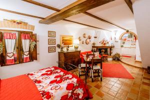 グロッセートにあるAppartamento Il Papavero Rossoのベッドルーム1室(ベッド1台、テーブル付)