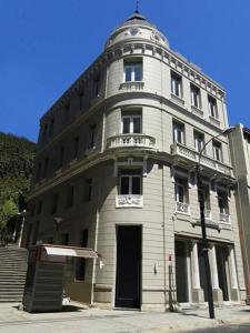un grand bâtiment blanc avec un dôme en haut. dans l'établissement Casa Esmeralda, à Valparaíso