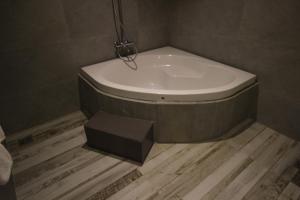 A bathroom at Hotel Refresh Blue