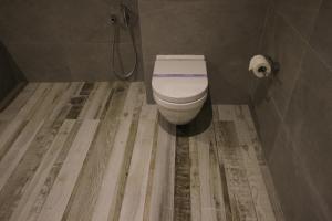 A bathroom at Hotel Refresh Blue
