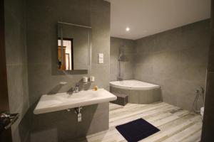 A bathroom at Hotel Refresh Blue