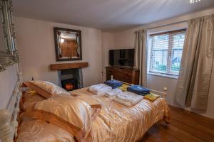 1 dormitorio con 1 cama con toallas en Rivendell en Holywell