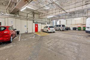 un garage con diverse auto parcheggiate all'interno di The Urban Charmer - Wellington Holiday Apartment a Wellington