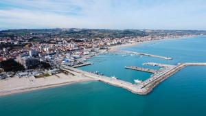 Una vista aérea de un puerto con barcos en el agua. en Appartamento in Centro by Host Hero, en Civitanova Marche