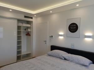 1 dormitorio con cama y armario en 2 Ljubljana Modern Villa Apartment, en Liubliana