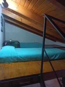a bed in a room with a wooden ceiling at Rincón Mágico in Trelew