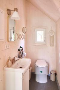 a bathroom with a sink and a toilet at Baumschiffhotel am Waldbad in Bad Rodach