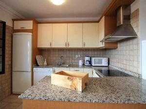 una cucina con una scatola di legno su un bancone di Apartamento La Cancela a Las Breñas