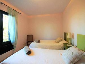 una camera con due letti e una finestra di Apartamento La Cancela a Las Breñas