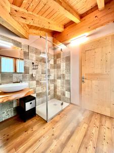 W łazience znajduje się szklana kabina prysznicowa i umywalka. w obiekcie B&B dalla fattoria della Patty w mieście Ledro
