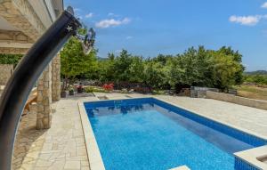 Bazén v ubytování Holiday Home Petra nebo v jeho okolí