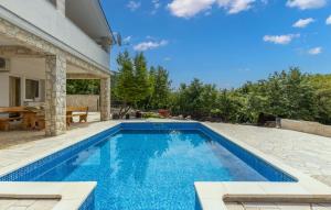 Bazén v ubytování Holiday Home Petra nebo v jeho okolí
