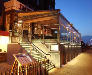 ein Doppeldeckerbus, der auf einer Straße parkt in der Unterkunft Imperial Hotel in Great Yarmouth