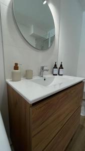 a bathroom with a sink and a mirror at Bel appartement vue mer - Mafat'appart in La Possession