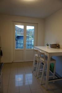 a kitchen with a table and chairs and a window at Stadt nah, Modern, bequem, in Thun