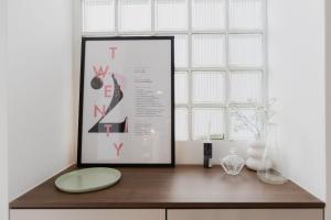 a picture on a wooden desk with a painting at Twenty2 in Zagreb +23 photos
