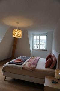 um quarto com uma cama e uma janela em Stadt nah, Modern, bequem, em Thun