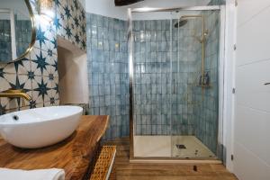 uma casa de banho com um lavatório e um chuveiro em Preciosa Casa Renovada Centro Histórico 11 personas em Sevilha