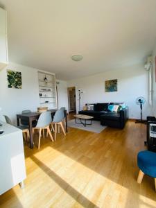 a living room with a couch and a table at Charmant appartement 3 pièces proche RER & Disney in Montévrain