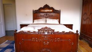 an ornate wooden bed in a bedroom at غرفة هادئه بمنزل قريب من المطار 701 in Cairo