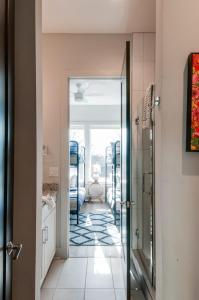 een badkamer met een inloopdouche en een glazen deur bij East Nash Lux - 13 Beds & City Views in Nashville