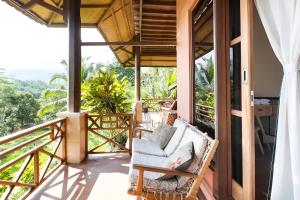 einen Balkon mit einem Stuhl und Waldblick in der Unterkunft Hidden paradise in Angsri