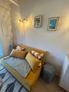 a living room with a couch and a stool at The beachside coquette in Frontignan