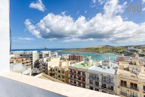 - un balcon offrant une vue sur l'océan dans l'établissement Beautiful 2BR Penthouse with Private Terrace & BBQ by 360 Estates, à San Pawl il-Baħar