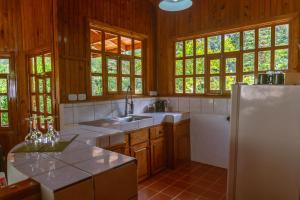 a kitchen with a sink and a refrigerator at Jardines Secretos in Rivas