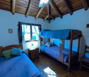 1 dormitorio con 2 literas y ventana en Medanos en Las Gaviotas