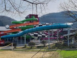 błękitna zjeżdżalnia w parku wodnym w obiekcie Bommecke am AquaMagis w mieście Plettenberg