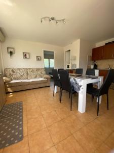 uma sala de estar com uma mesa e cadeiras e um sofá em An iodized vacation at home! em Frontignan