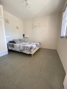 um quarto com uma cama no canto de um quarto em An iodized vacation at home! em Frontignan