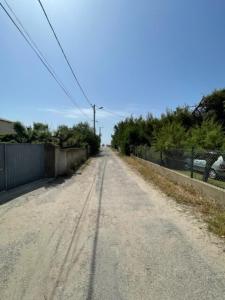 uma estrada vazia com uma cerca ao lado em An iodized vacation at home! em Frontignan