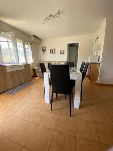 uma sala de jantar com uma mesa branca e cadeiras em An iodized vacation at home! em Frontignan