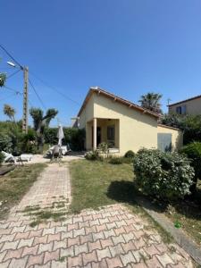 uma casa com um caminho de tijolos em frente em An iodized vacation at home! em Frontignan