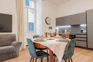 a kitchen and dining room with a table and chairs at H11 [The King's Apartment] Ariston - Centro in Sanremo